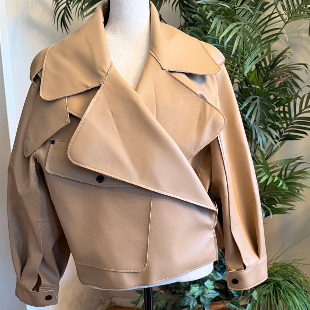 Elegant Women's Tan Leather Jacket